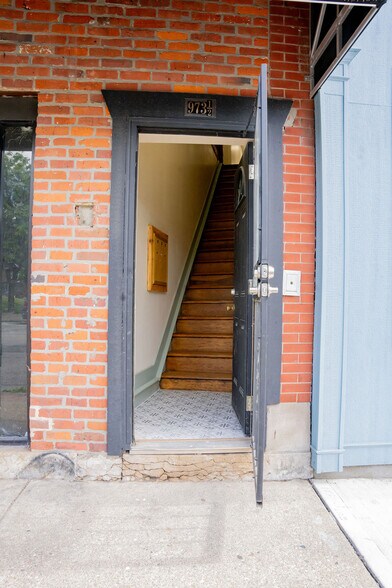 Building Photo - 973 1/2 Mount Vernon Ave