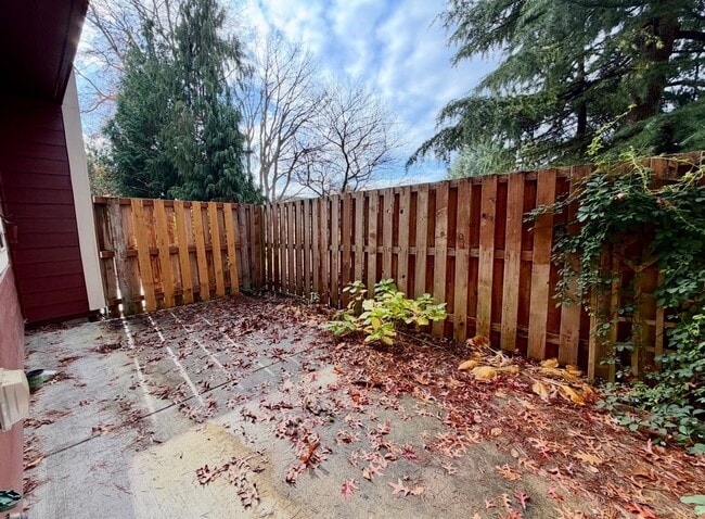 Building Photo - Sophisticated Beaverton Townhome with Mult...