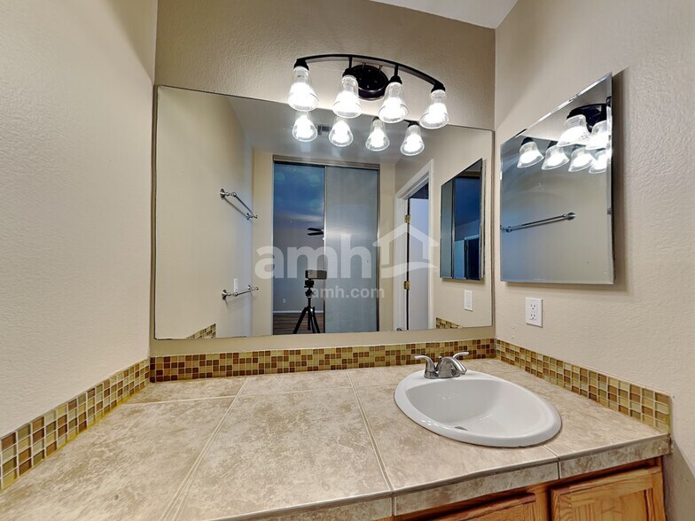 Building Photo - 8508 W Hazelwood St