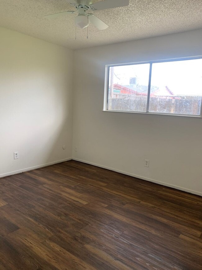 Building Photo - 3 bed 2 bath