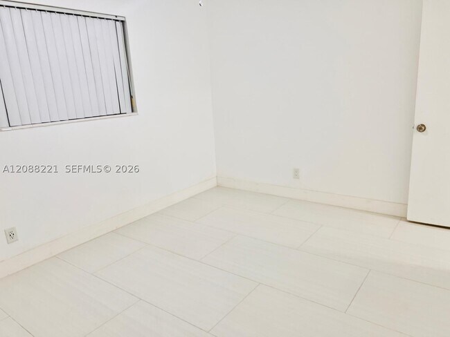 Building Photo - 18320 NE 7th Ct