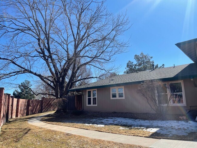 Building Photo - 5918 S Willow Way
