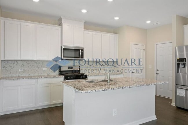 Building Photo - End-Unit Townhome with Loft, Open Floor Plan & Patio, Conveniently Located Near Dining, Shopping,...