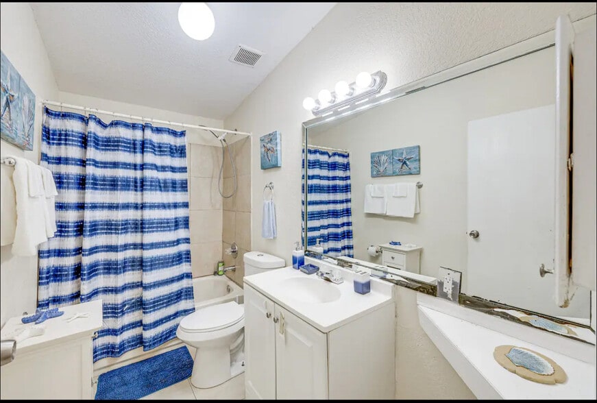 Building Photo - 716 21st St