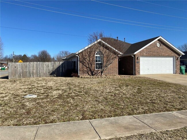 Primary Photo - 770 Dogwood St