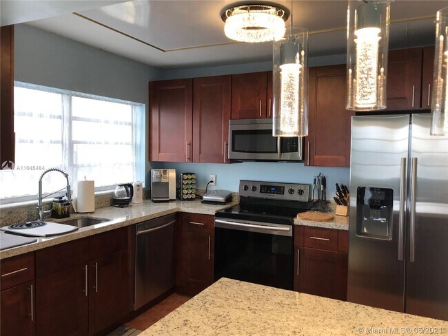 Building Photo - 1817 S Ocean Dr
