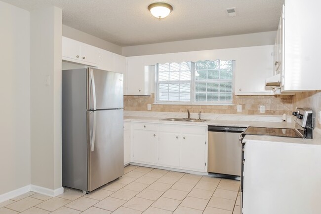 Building Photo - Charming 3 Bedroom Home!