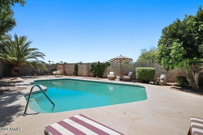 Building Photo - 3915 E Larkspur Dr