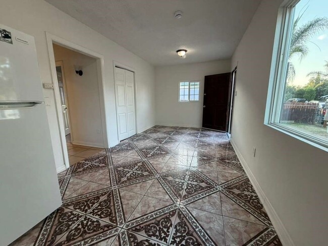 Building Photo - 890 4th St