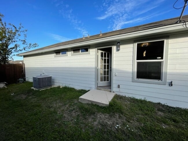 Building Photo - Move-in Ready 3-Bed, 2-Bath Home in Riposa Vita! (SE San Antonio)