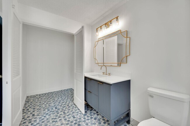 Building Photo - Mid-Century Modern Gem in Historic McNeil ...