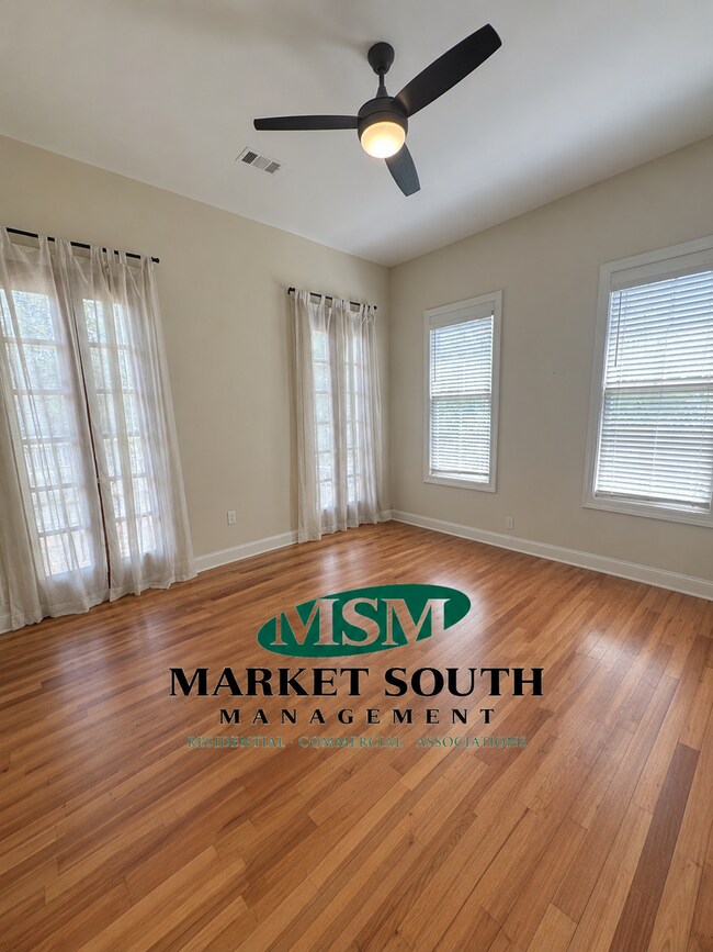 Building Photo - SPACIOUS 2 STORY TOWNHOME ON HENRY ST. AVAILABLE AUGUST 15th