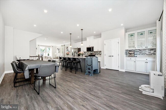 Building Photo - 6042 Fallfish Ct