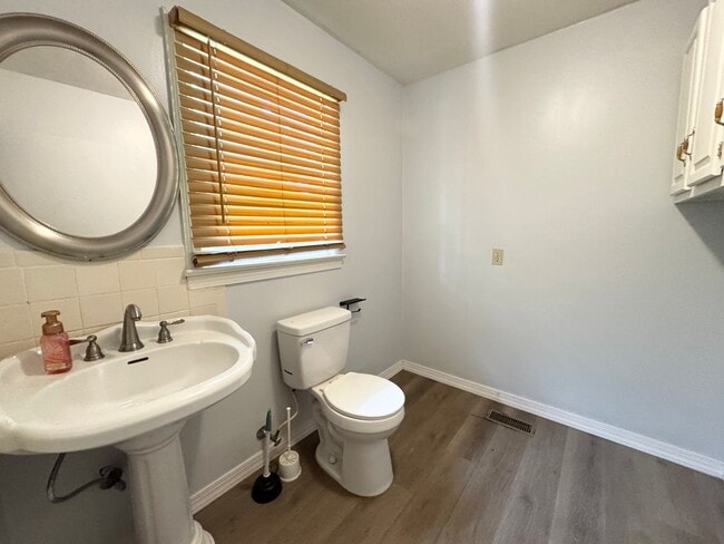 Building Photo - 102 Hunters Trail W