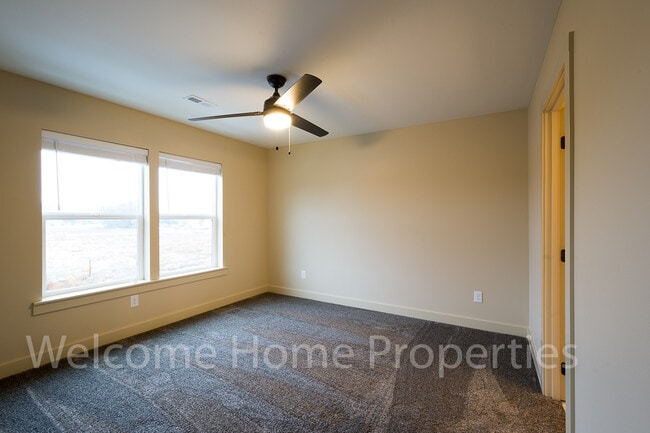 Building Photo - 72 NE Hadley Way