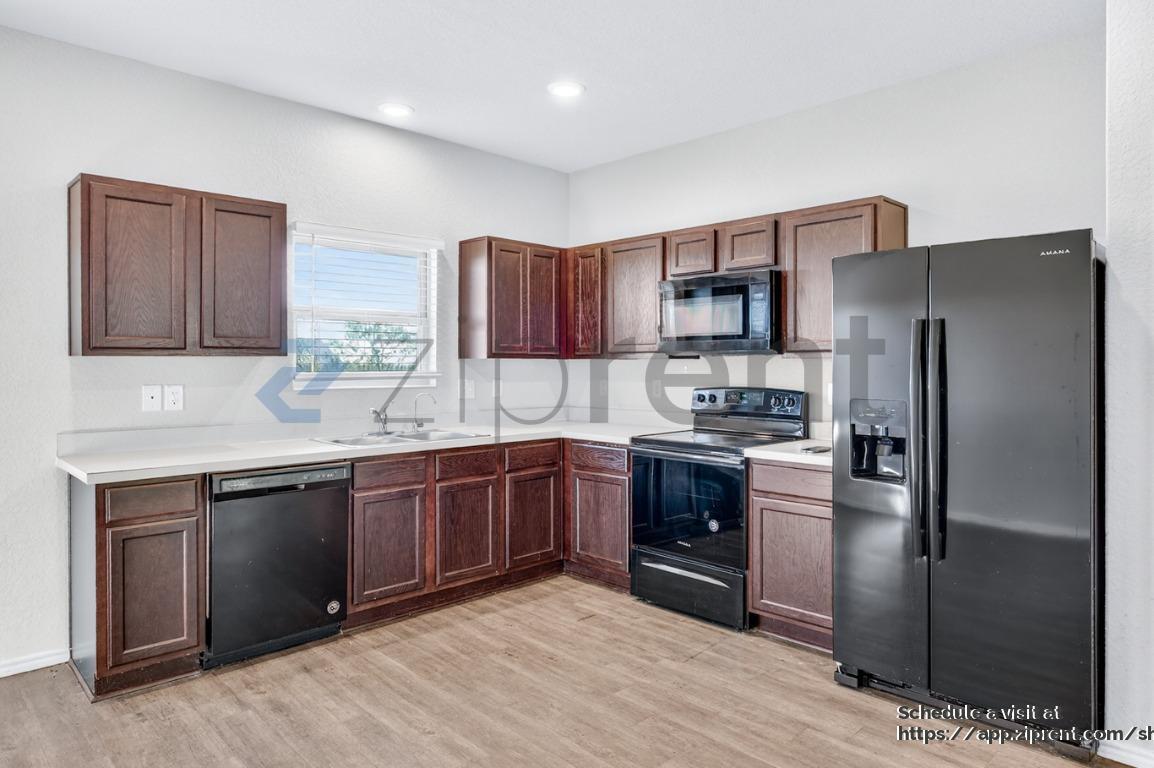 Building Photo - 5706 Cicada Cir