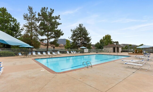 Building Photo - Spacious Condo w/ Washer/Dryer, A/C & View!