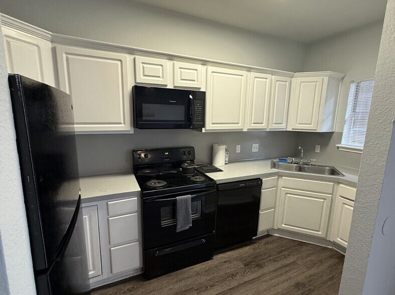 Building Photo - 2204 San Gabriel St