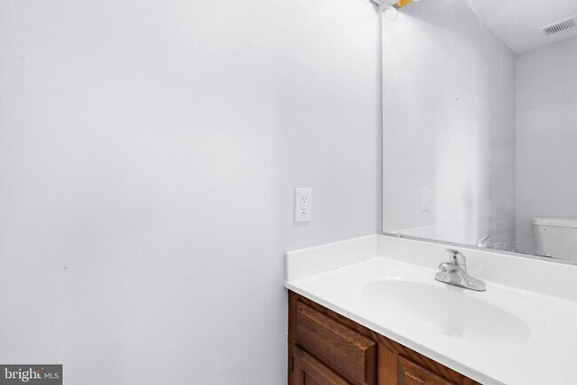 Building Photo - 41 Queen Catherine Ct