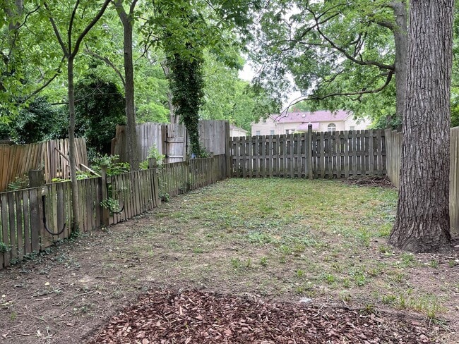 Building Photo - SPACIOUS TOWNHOME near Downtown! Washer/Dr...