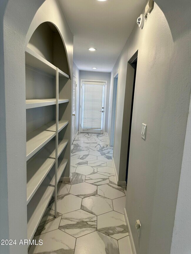Building Photo - 5634 E Wilshire Dr