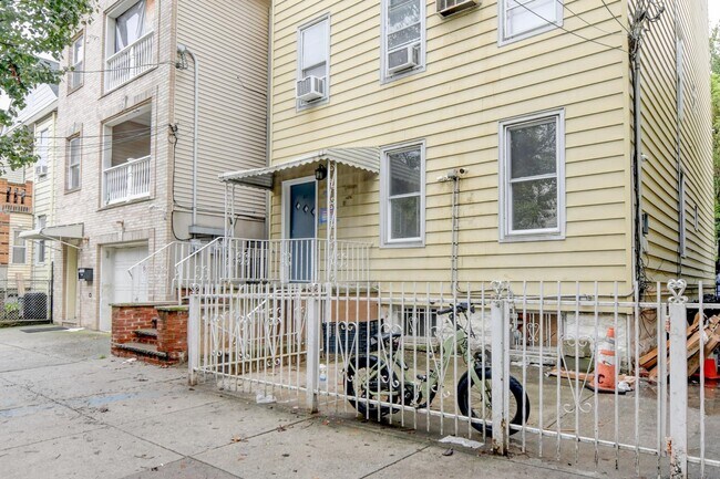 Building Photo - 37 Logan Ave