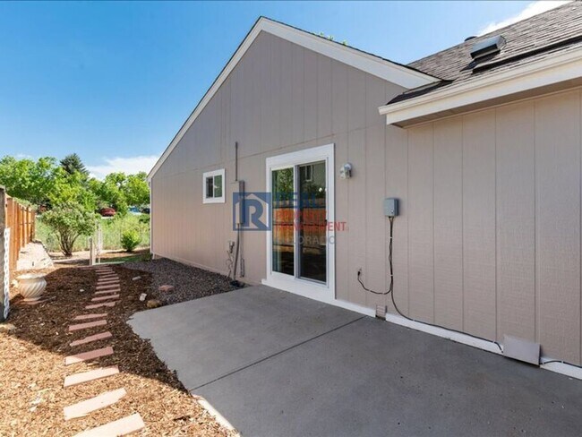 Building Photo - 1424 S Sierra Dr