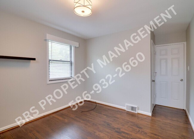 Building Photo - Move-In Ready 2BD Apt – Walk to Downtown R...