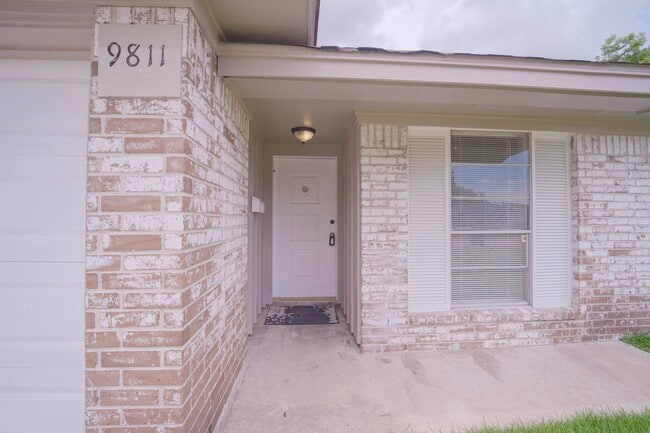 Building Photo - 9811 Mango St