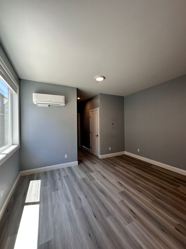 Building Photo - Attached separate first floor 1-bedroom, 1-bathroom suite