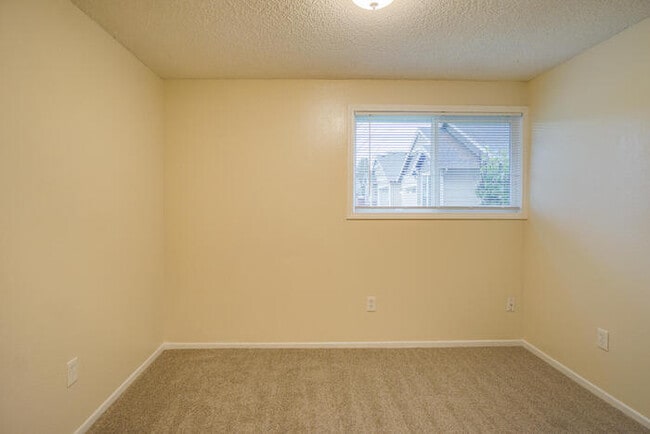 Building Photo - 13817 NE 35th Cir