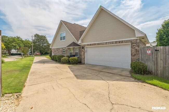 Building Photo - Spacious 4BR House in Pensacola; Pool