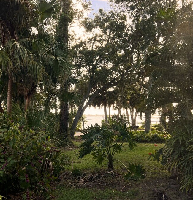 Building Photo - Riverside