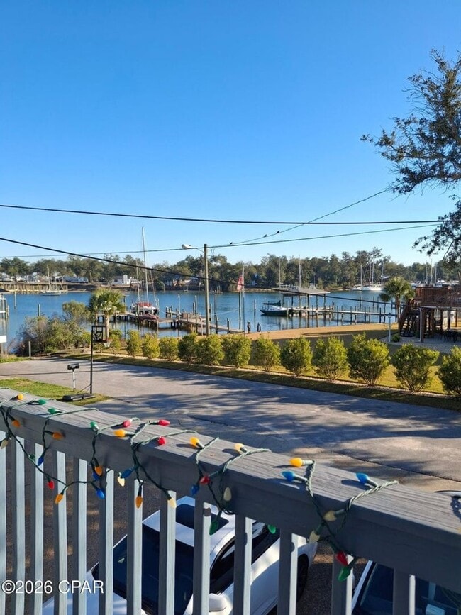 Building Photo - Gorgeous Townhome with a view!