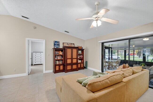 Building Photo - 15 Farnworth Dr