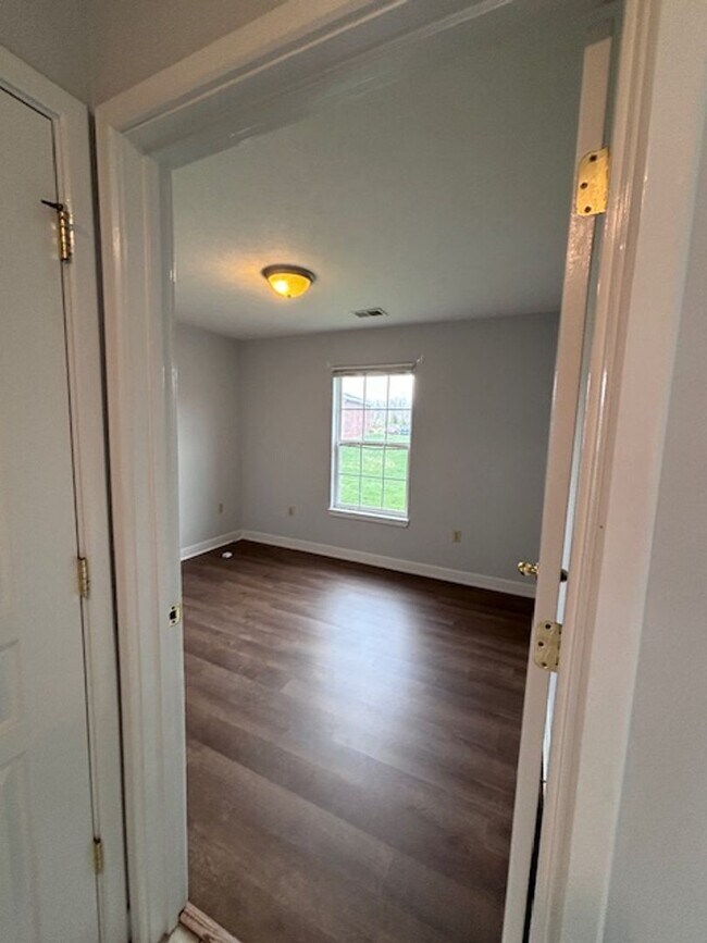 Building Photo - 117 Croghan Way