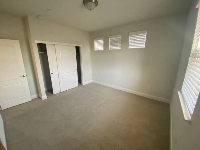 Building Photo - Roseville 3 bedroom in Veranda at Stoneridge.