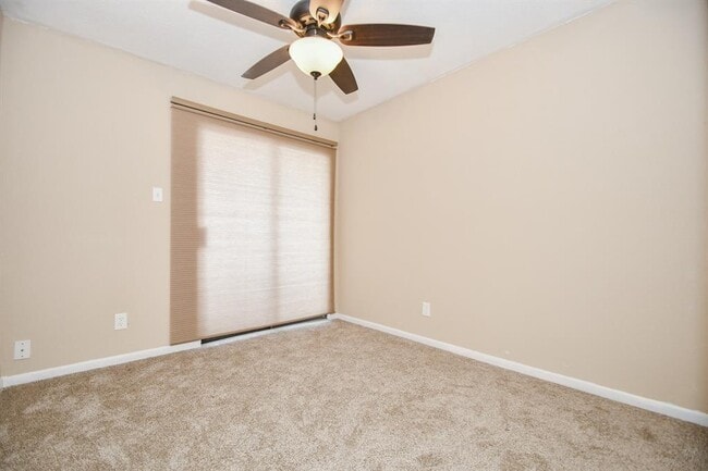 Building Photo - 2832 S Bartell Dr