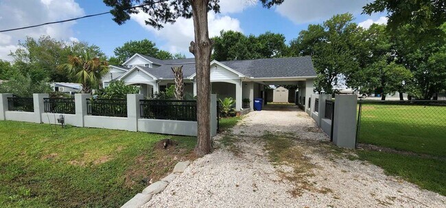 Primary Photo - 105 Mable St