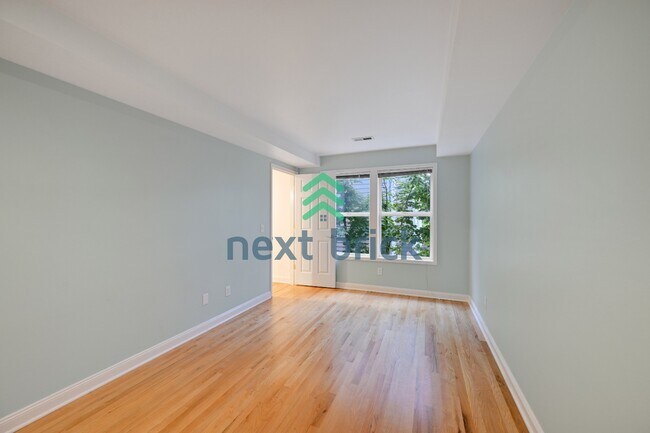 Building Photo - "Charming Victorian-style craftsman 3-Bedroom Townhouse with 2.5 Baths – 1610 Sq Ft of Comfortabl...