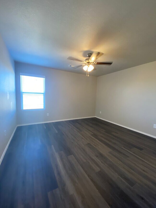 Building Photo - 503 W Loren Dr