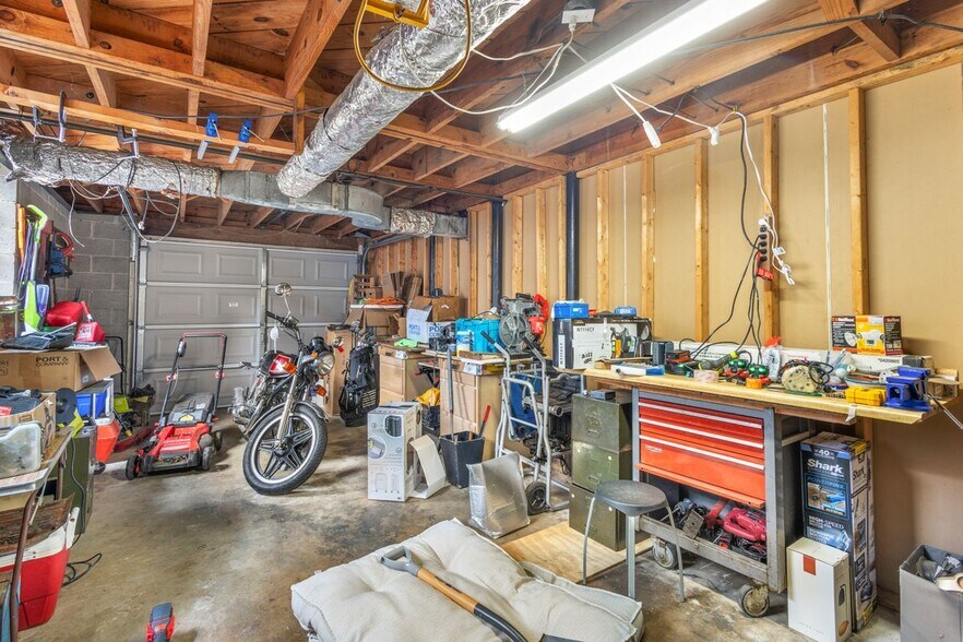 Building Photo - 2205 Plantation Dr