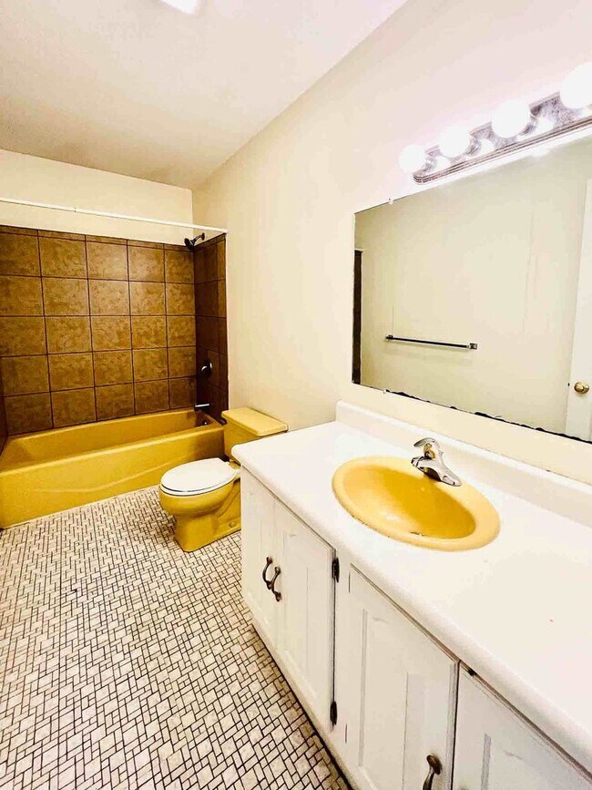 Building Photo - 6-Bedroom, 2-Bath Single-Family Home – Pri...