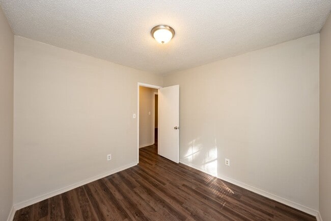 Building Photo - 581 Ridgewood Dr