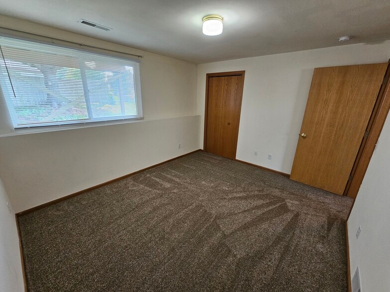 Bed 3 - 609 Eagle Crest Ct