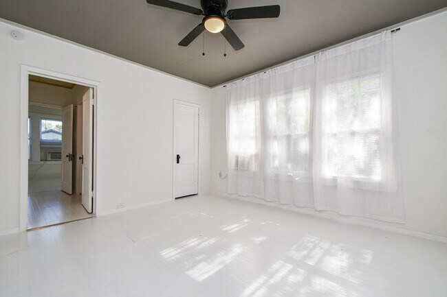 Building Photo - 208 Vincent St