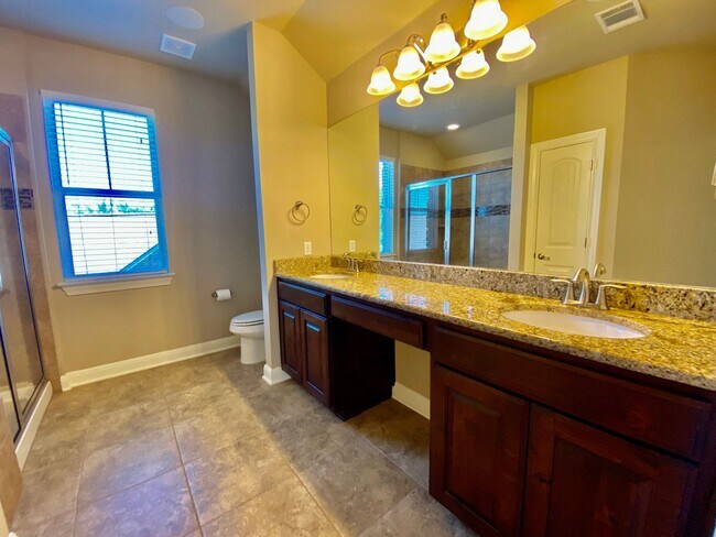 Building Photo - 3 Bedroom 2.5 Bathroom Detached Condo in South Austin!!