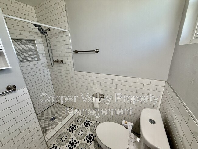 Building Photo - 501 W Glenrosa Ave