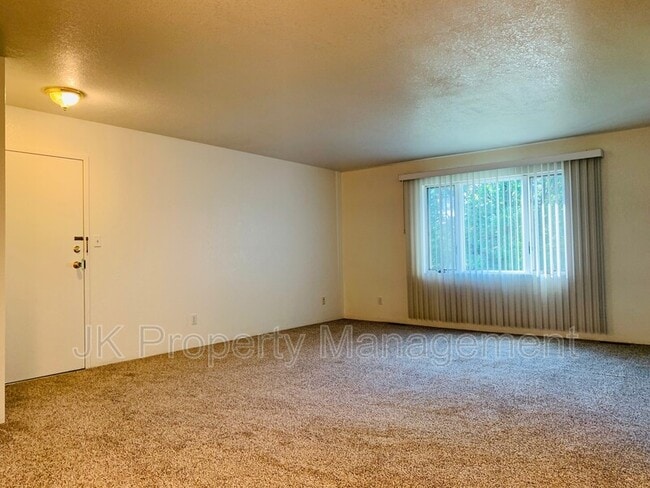 Building Photo - 1613 Sand Ct