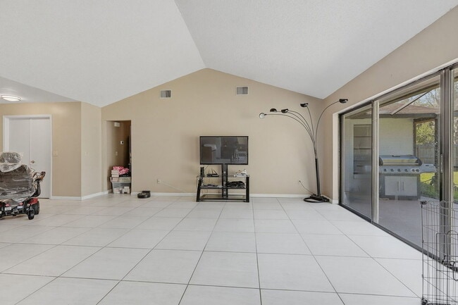Building Photo - 15846 Country Lake Dr